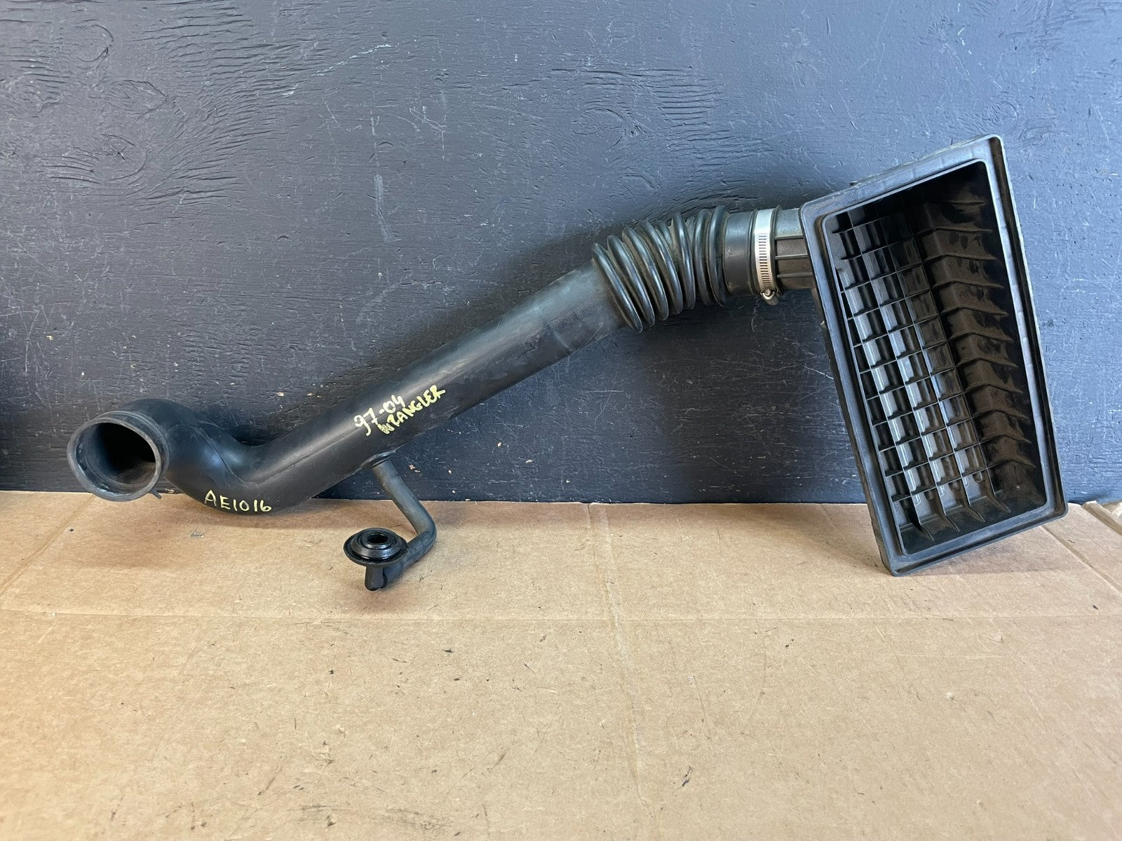 1997 to 2004 Jeep Wrangler Engine Air Cleaner Intake Hose Tube AE1016 DG3