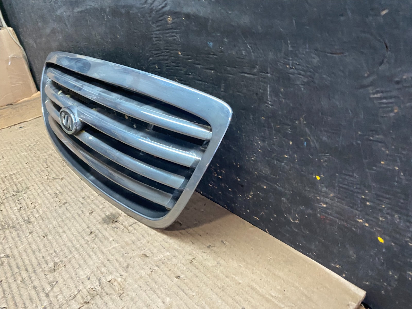 2001 to 2004 Kia Sedona Front Upper Grill Grille OEM S5773 DG1