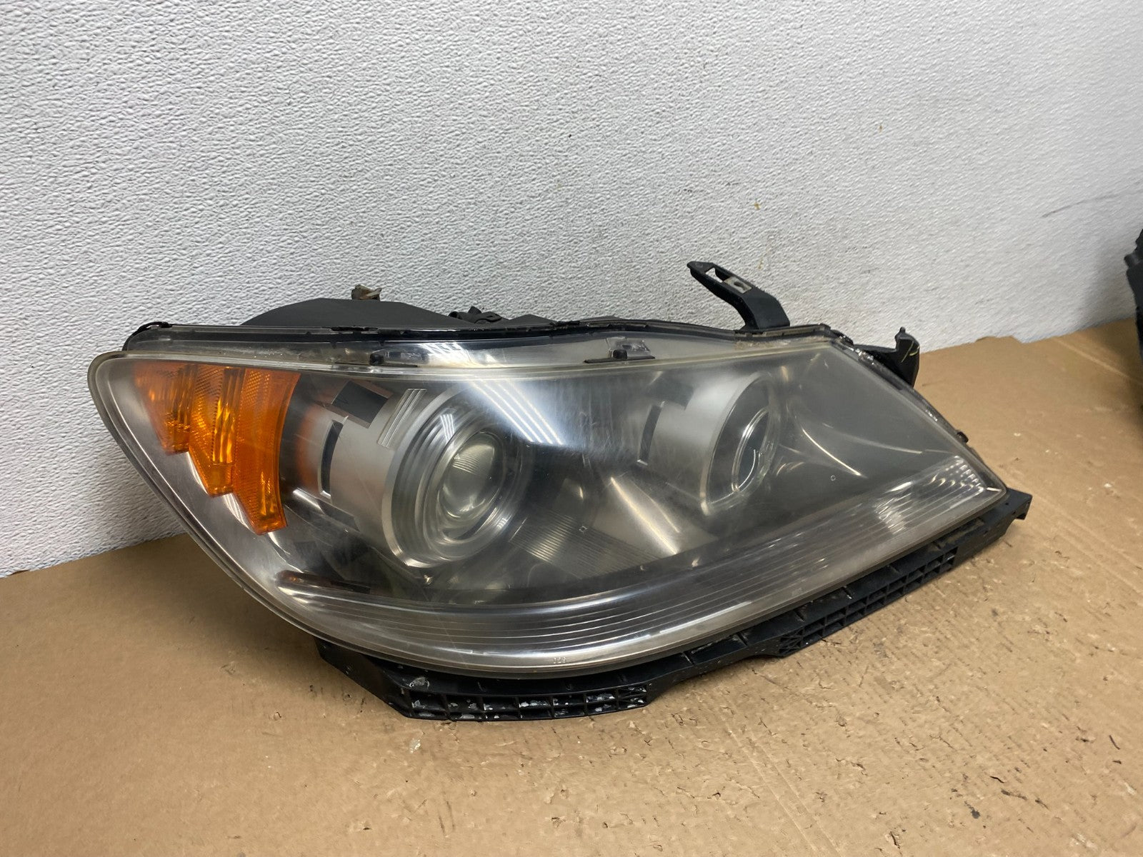 2005 to 2008 Acura RL Right Passenger Rh Side XENON HID Headlight AD8821 DW2