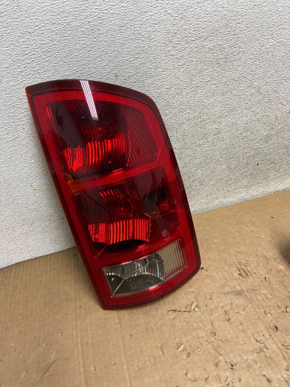 2002 to 2006 Dodge Ram 1500 Right passenger Rh side Tail Light AI9130 LK2