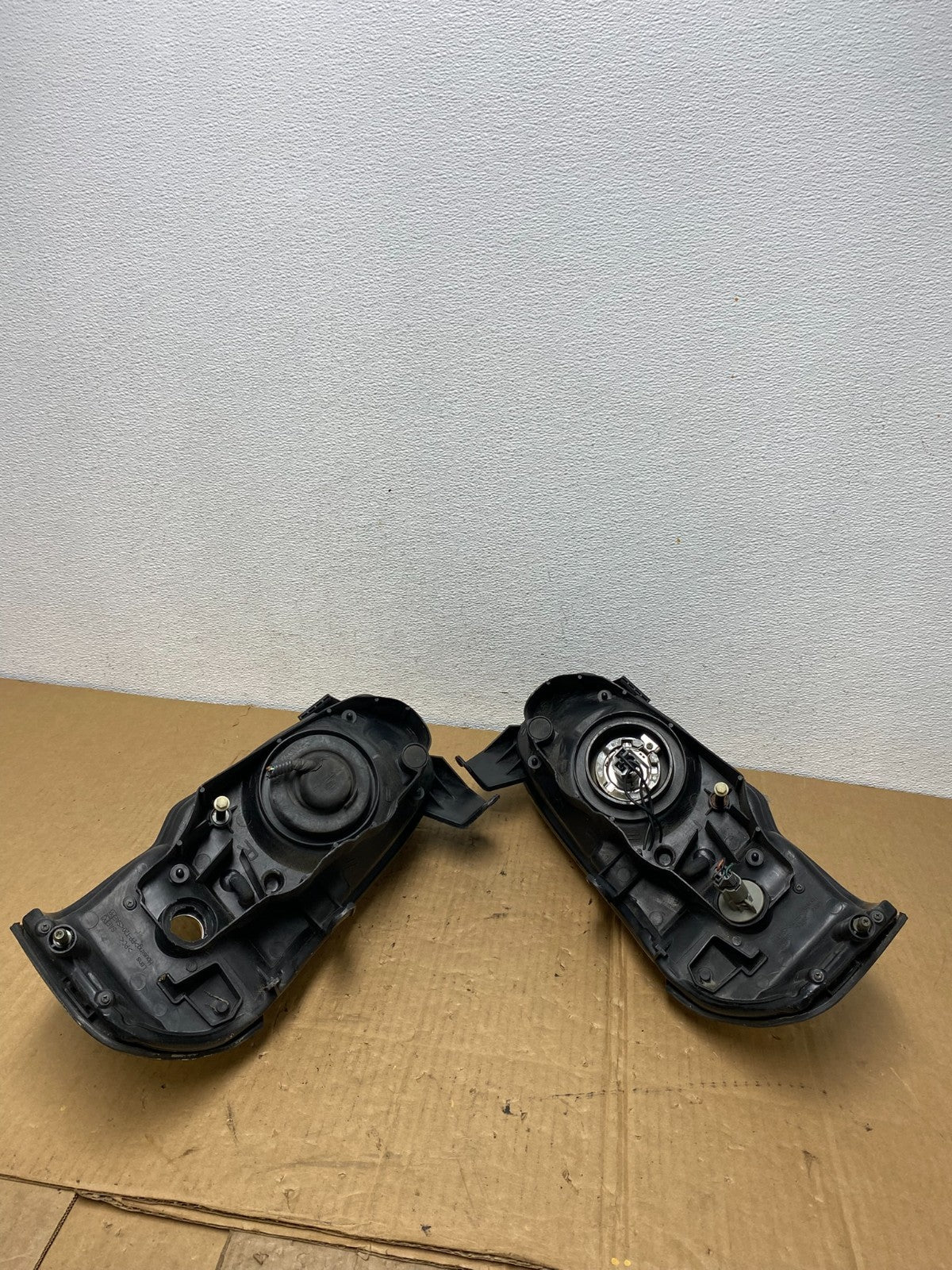 2000 to 2001 Nissan Maxima Left+Right Side Set Halogen Headlights AC7705 DW8