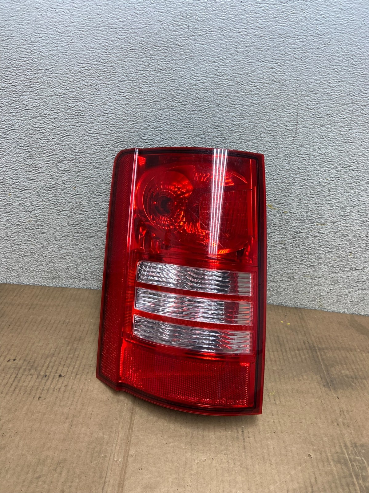 2008-2010 Chrysler Town and Country Left Driver Tail Light Oem AA5302 DW0