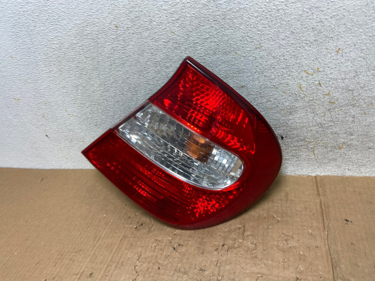 2002 2003 2004 Toyota Camry Tail Light Right Passenger Rh Side AI5587 LK1