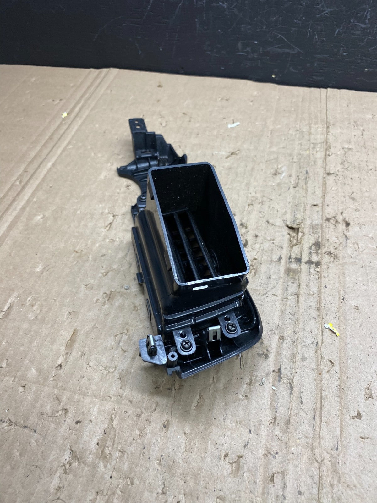 2006 - 2012 Kia Sedona Entourage Right Passenger RH Center Air Vent ab9157 DG5