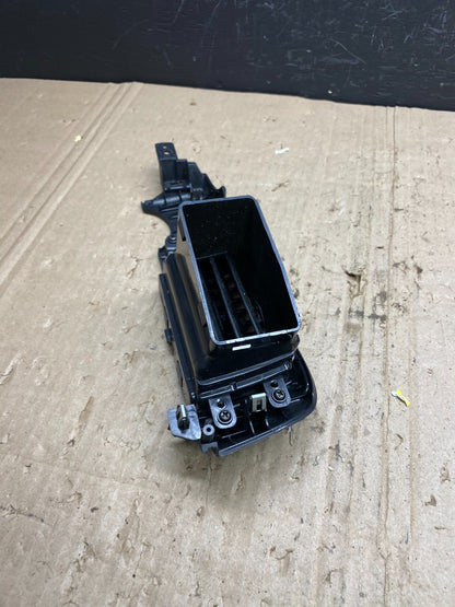 2006 - 2012 Kia Sedona Entourage Right Passenger RH Center Air Vent ab9157 DG5