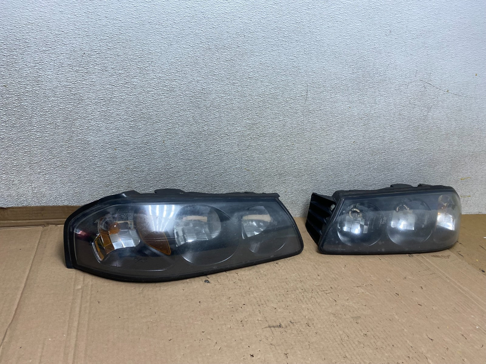 2000 to 2005 Chevrolet Impala Left+Right Set Headlights Halogen U8583 DW2
