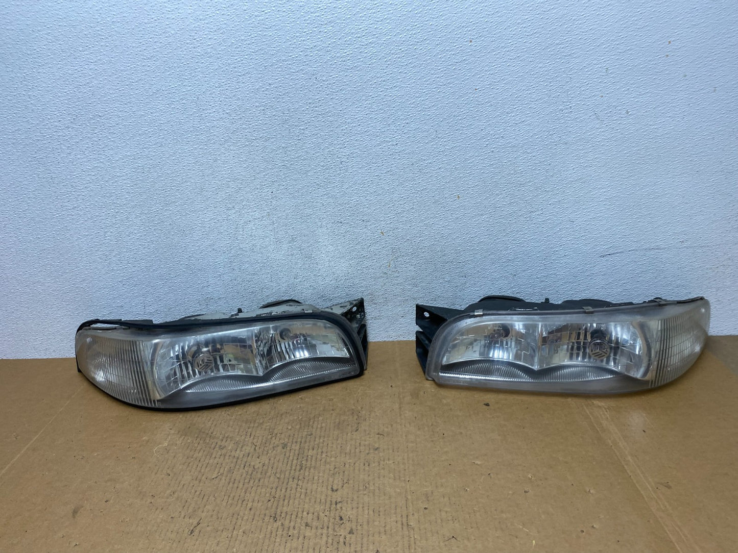 1997 to 1999 Buick Lesabre Left+Right Halogen Headlights AE0596 DW0