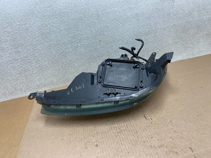 2004-2005 Toyota Sienna Right Passenger Halogen Headlight OEM Z6101 DW8