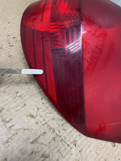2004-2005 Toyota Sienna Right Passenger Rh Side Tail Light W7472 DW3