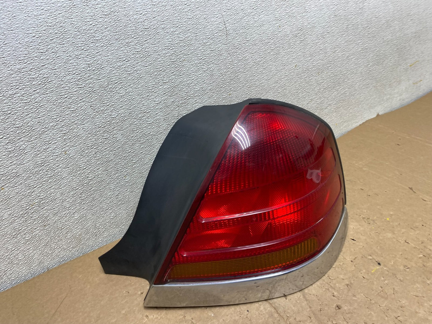 1998-2003 Ford Crown Victoria Right Passenger Rh Side Tail Light Oem V0292 DW2