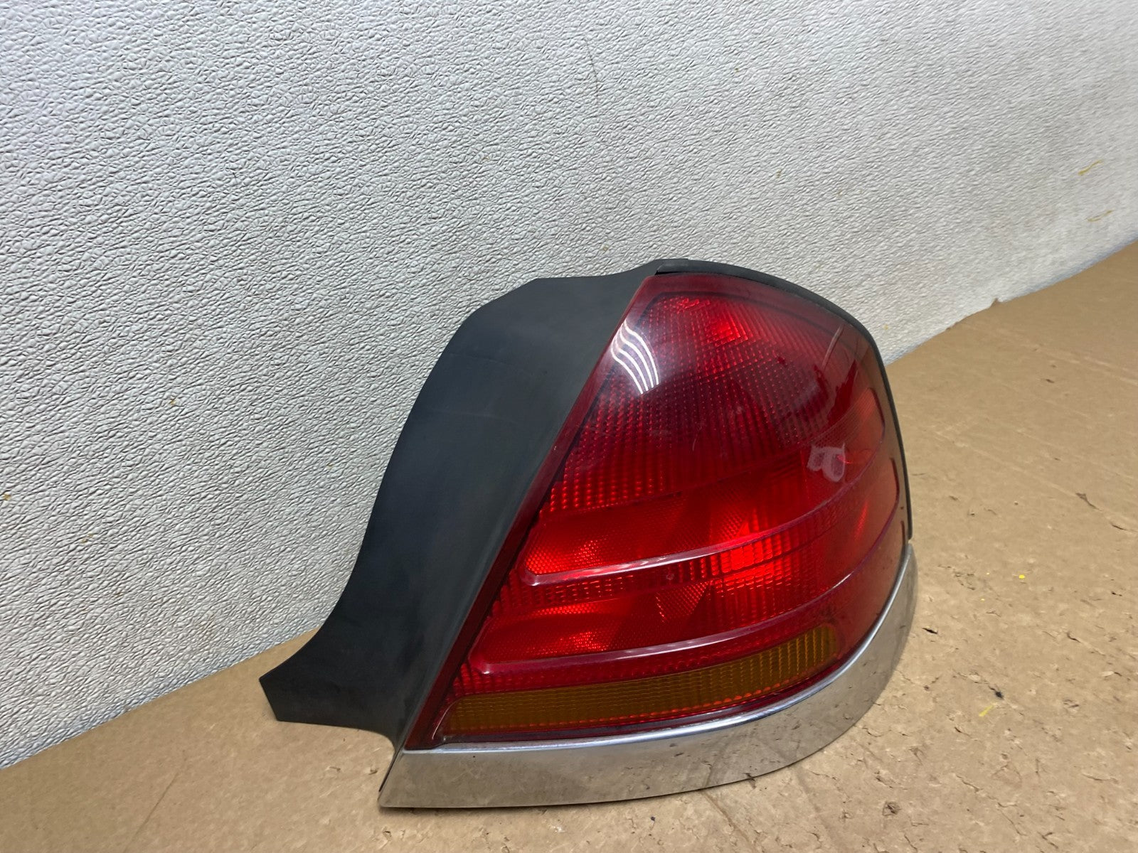 1998-2003 Ford Crown Victoria Right Passenger Rh Side Tail Light Oem V0292 DW2