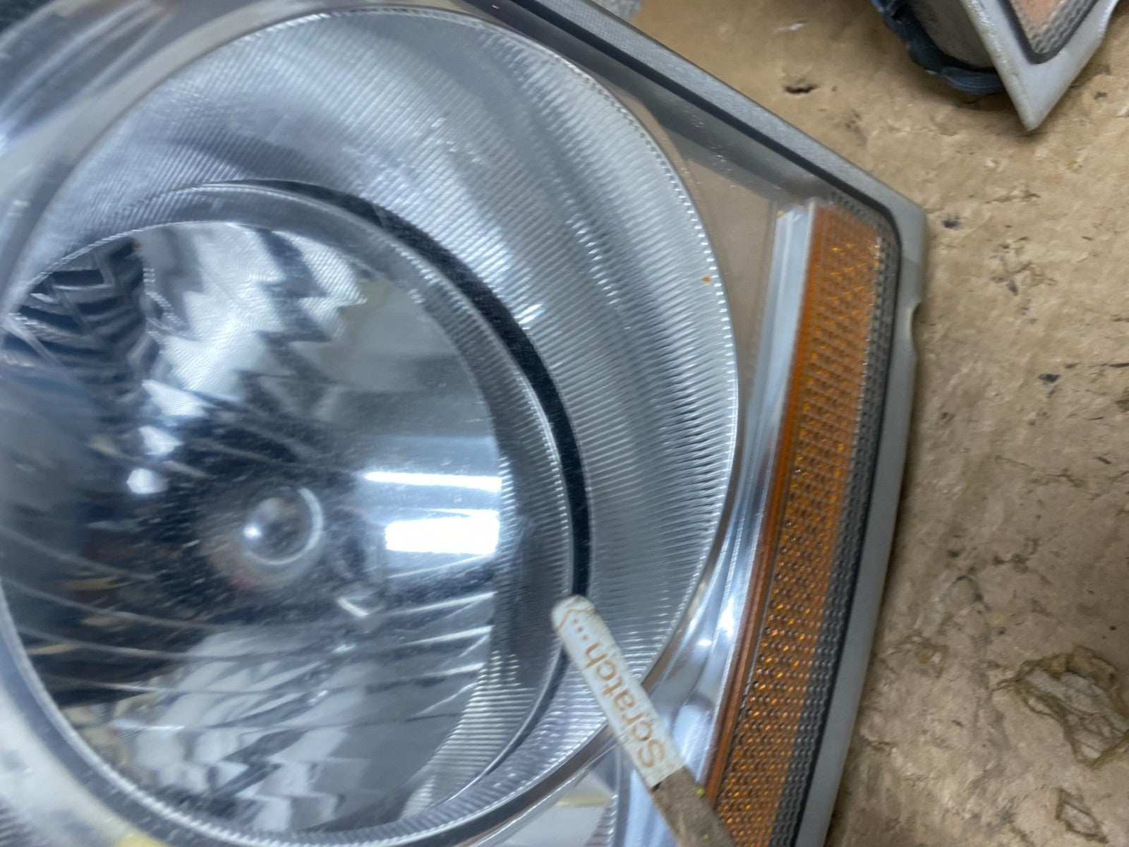 2004 - 2005 Dodge Durango Left+Right Side Headlights V8220 DW3
