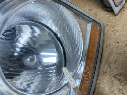 2004 - 2005 Dodge Durango Left+Right Side Headlights V8220 DW3