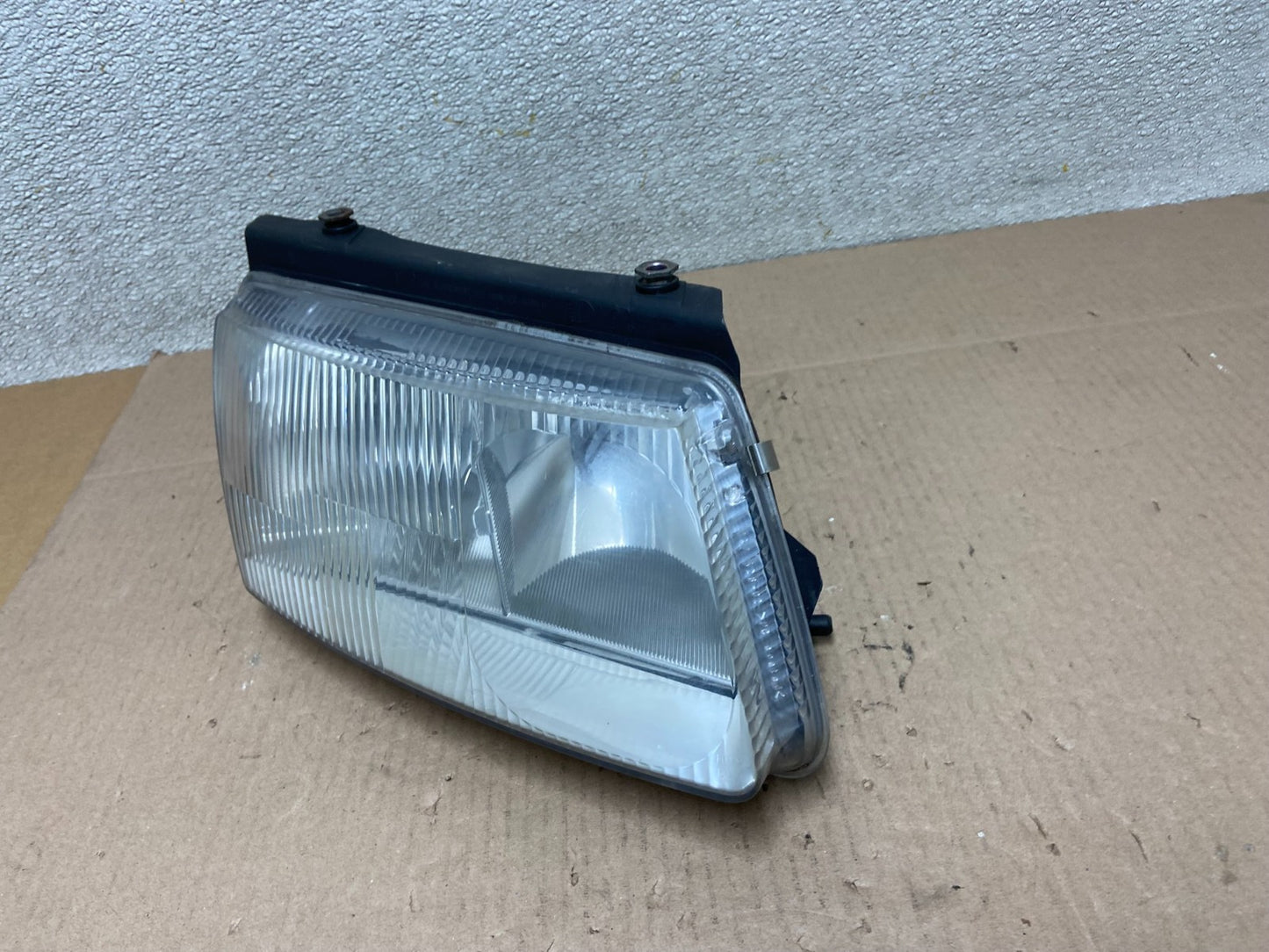 1998 to 2001 Volkswagen Passat Right Side Headlight OEM Z3992 DW1