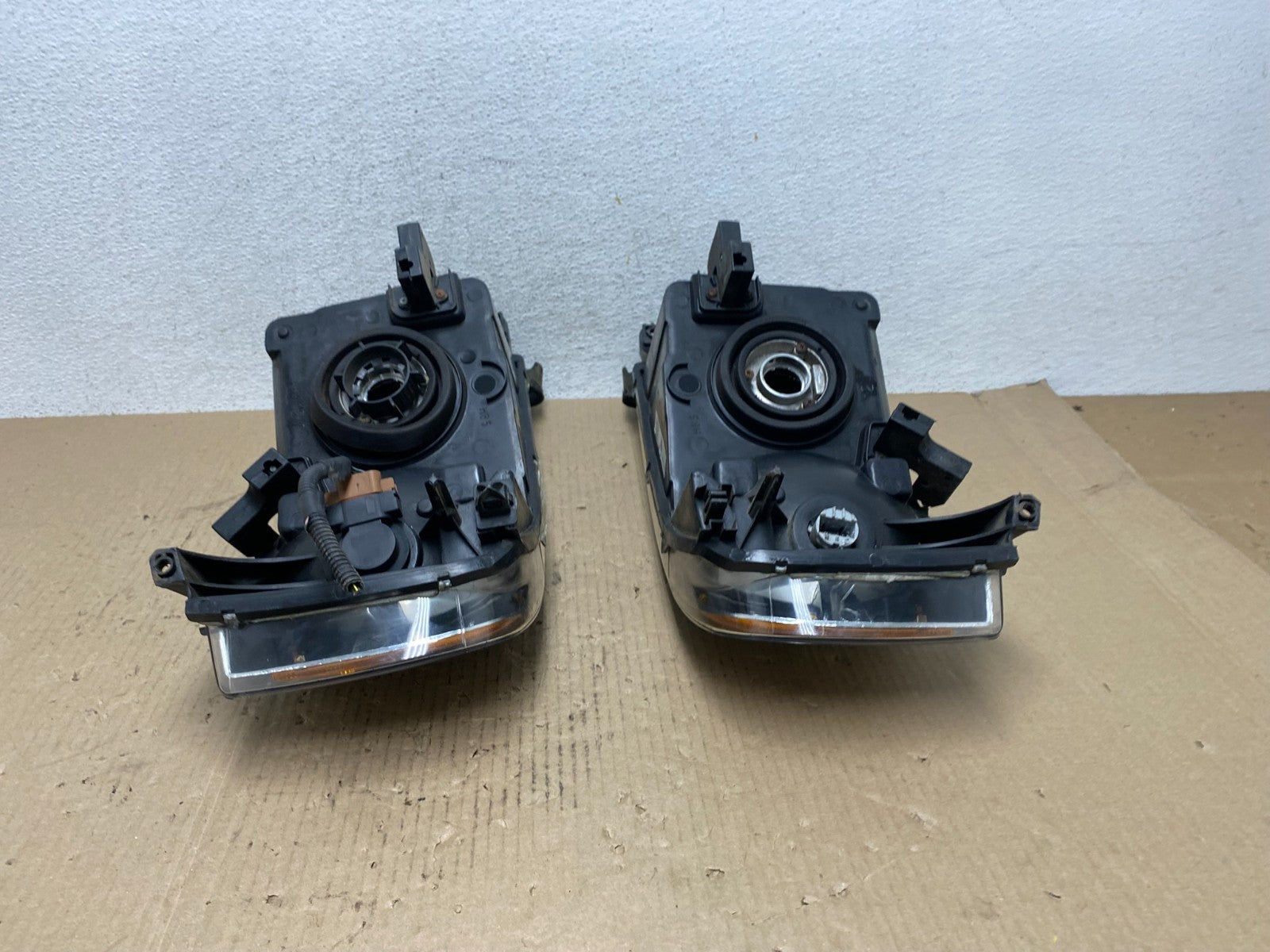 2002 to 2005 Dodge Ram Left+Right Side Halogen Headlights AE7098 DW9
