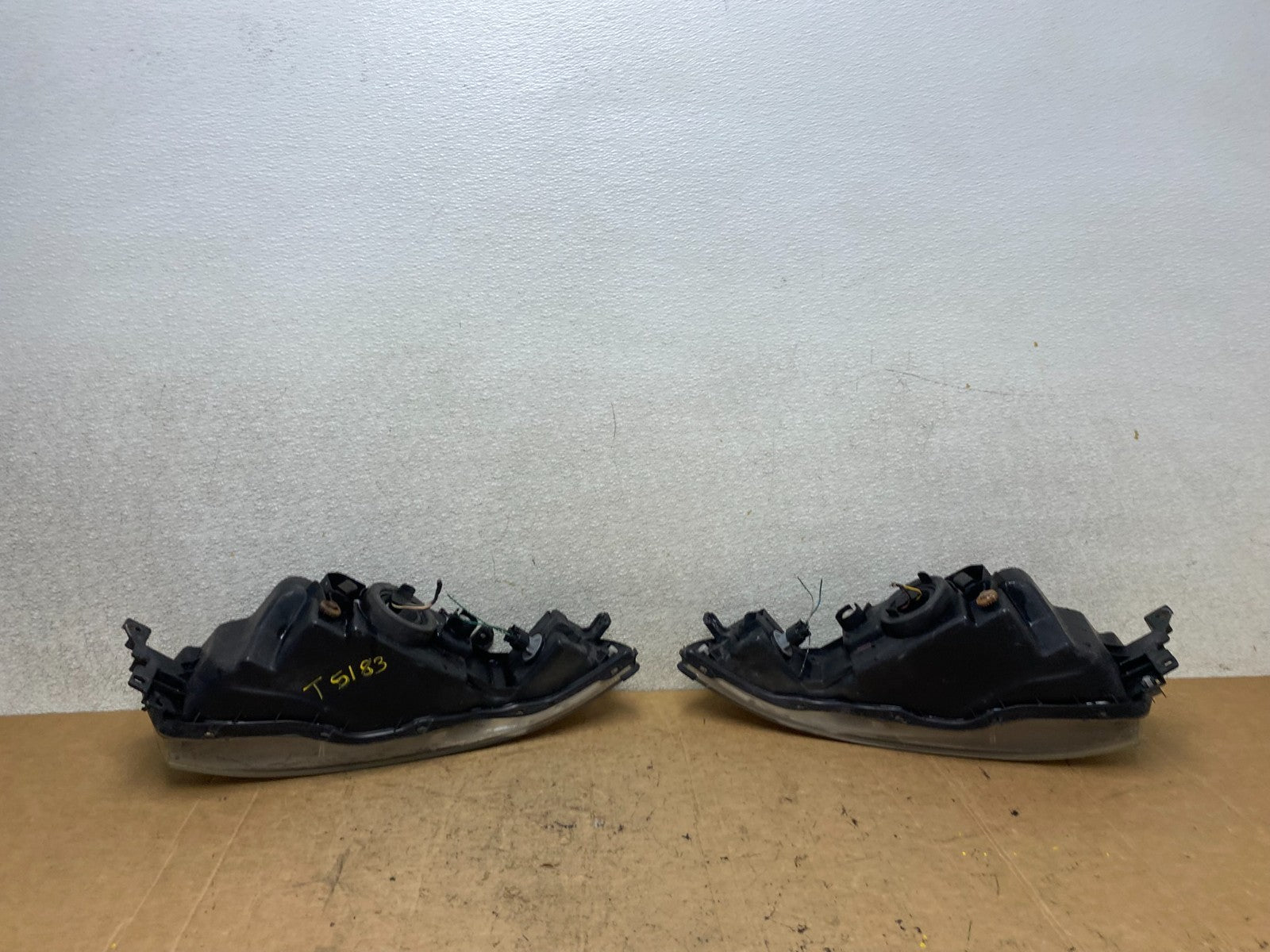 2002 to 2003 Mitsubishi Galant Left+Right Side Headlights T5183 DW9
