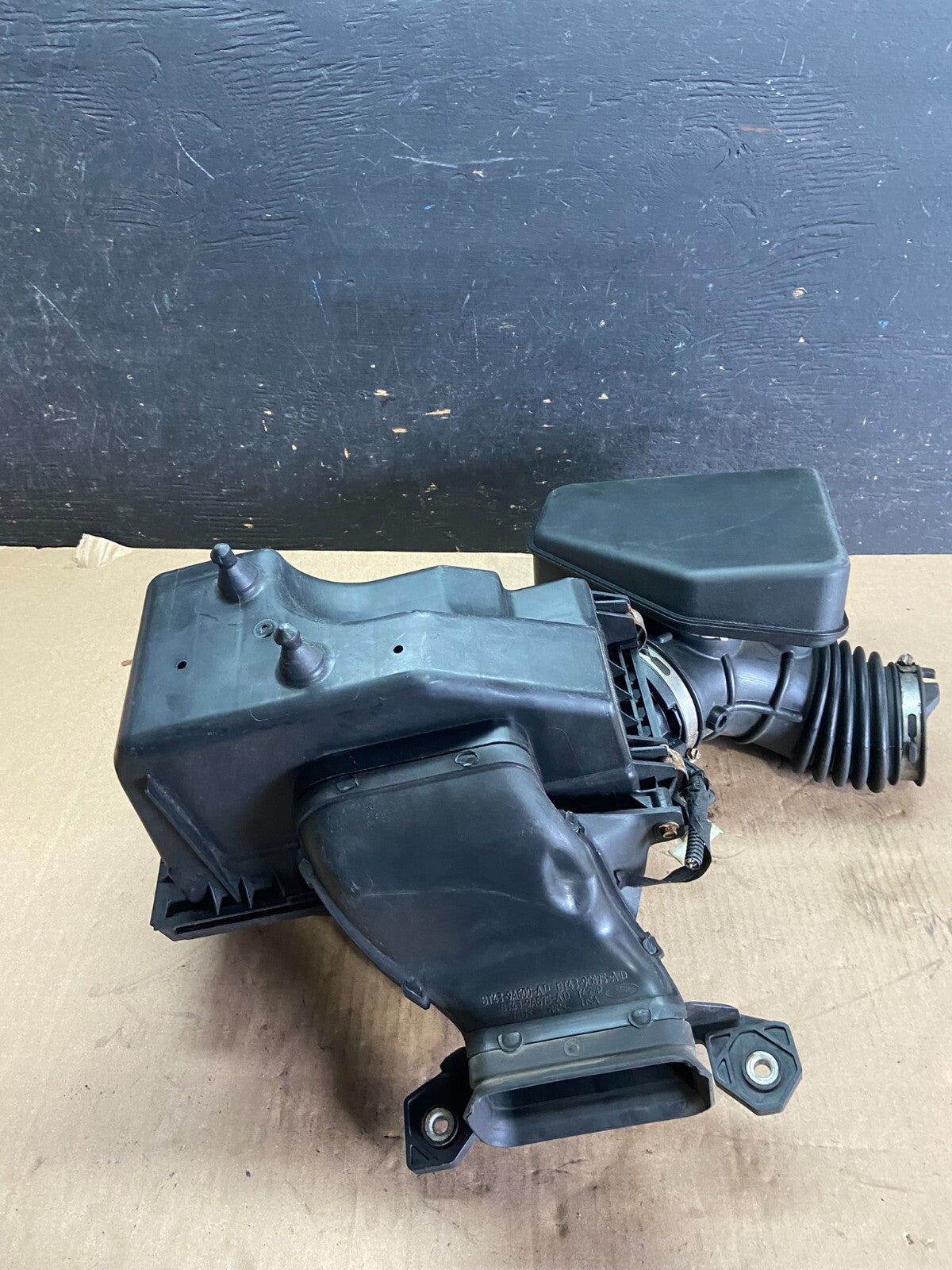 2007 to 2010 Lincoln MKX 3.7L Air Cleaner Box Resonator OEM O0857 DG7