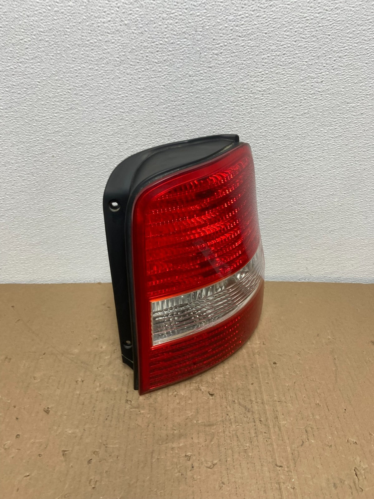 2003 2004 2005 Kia Sedona Right Passenger RH Side Tail Light OEM AB6609 DW2
