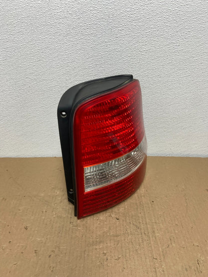 2003 2004 2005 Kia Sedona Right Passenger RH Side Tail Light OEM AB6609 DW2