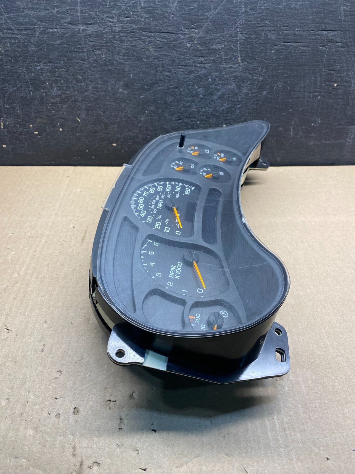 2003 to 2006 Chevrolet Silverado Speedometer Instrument Cluster AG9365 DG1