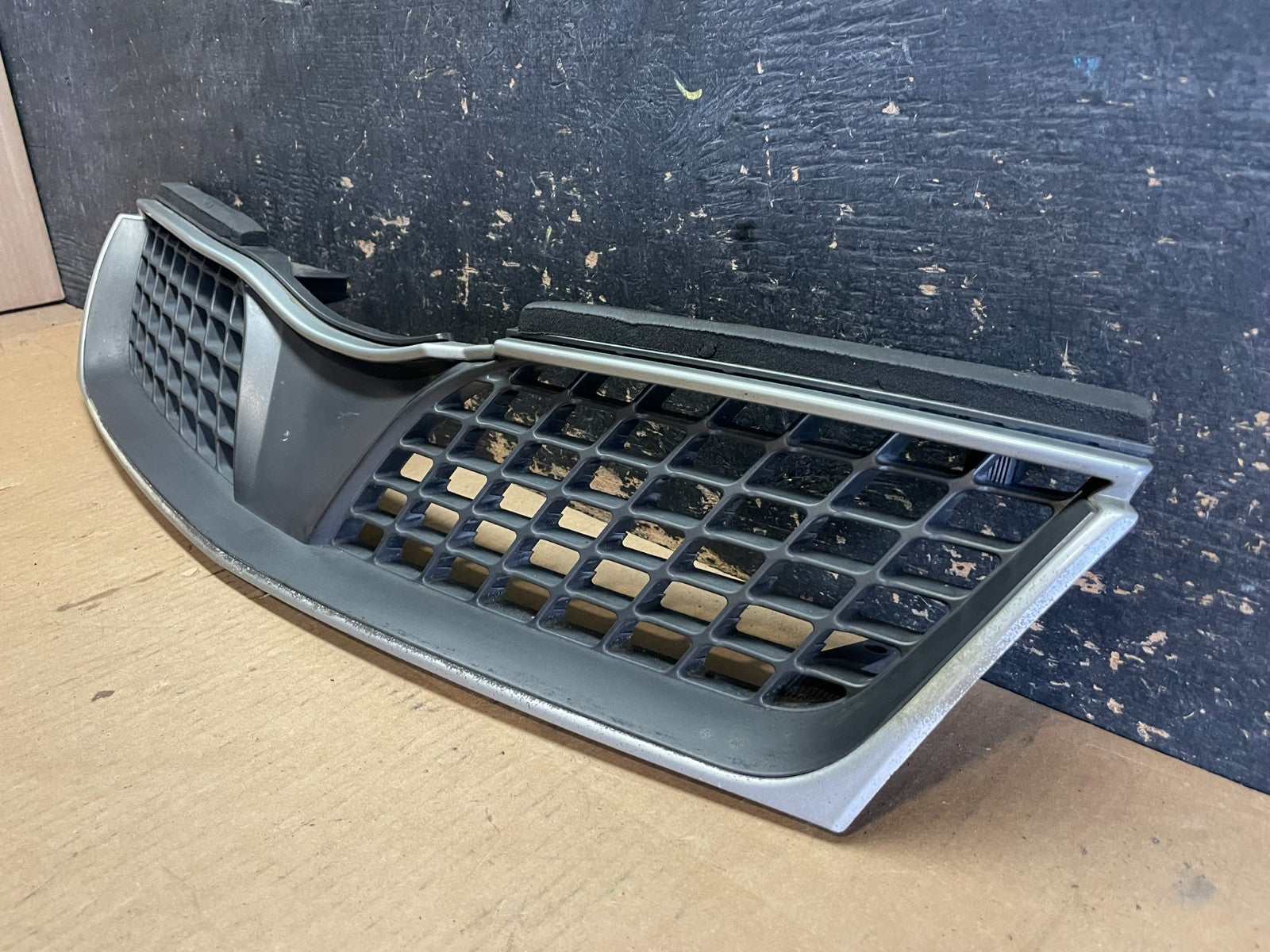 2002-2003 Mitsubishi Diamante Front Upper Grill Grille OEM AA22541