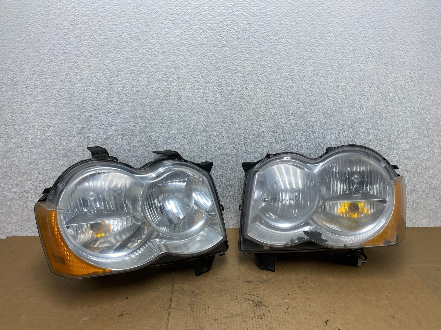 2009-2010 Jeep Grand Cherokee Left+Right Set Halogen Headlights AC3422 DW0