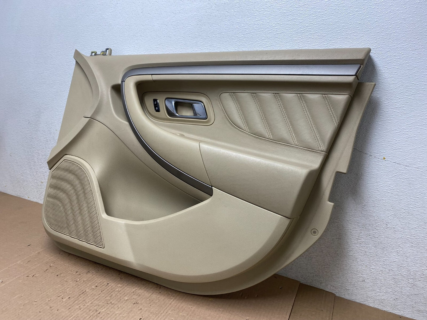 2013 to 2019 Ford Taurus Front Right Passenger Side Interior Door Panel J8121 DG1