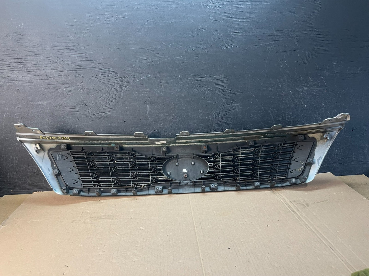 2011 2012 Kia Sedona Front Upper Grill Grille AD8389 DG3