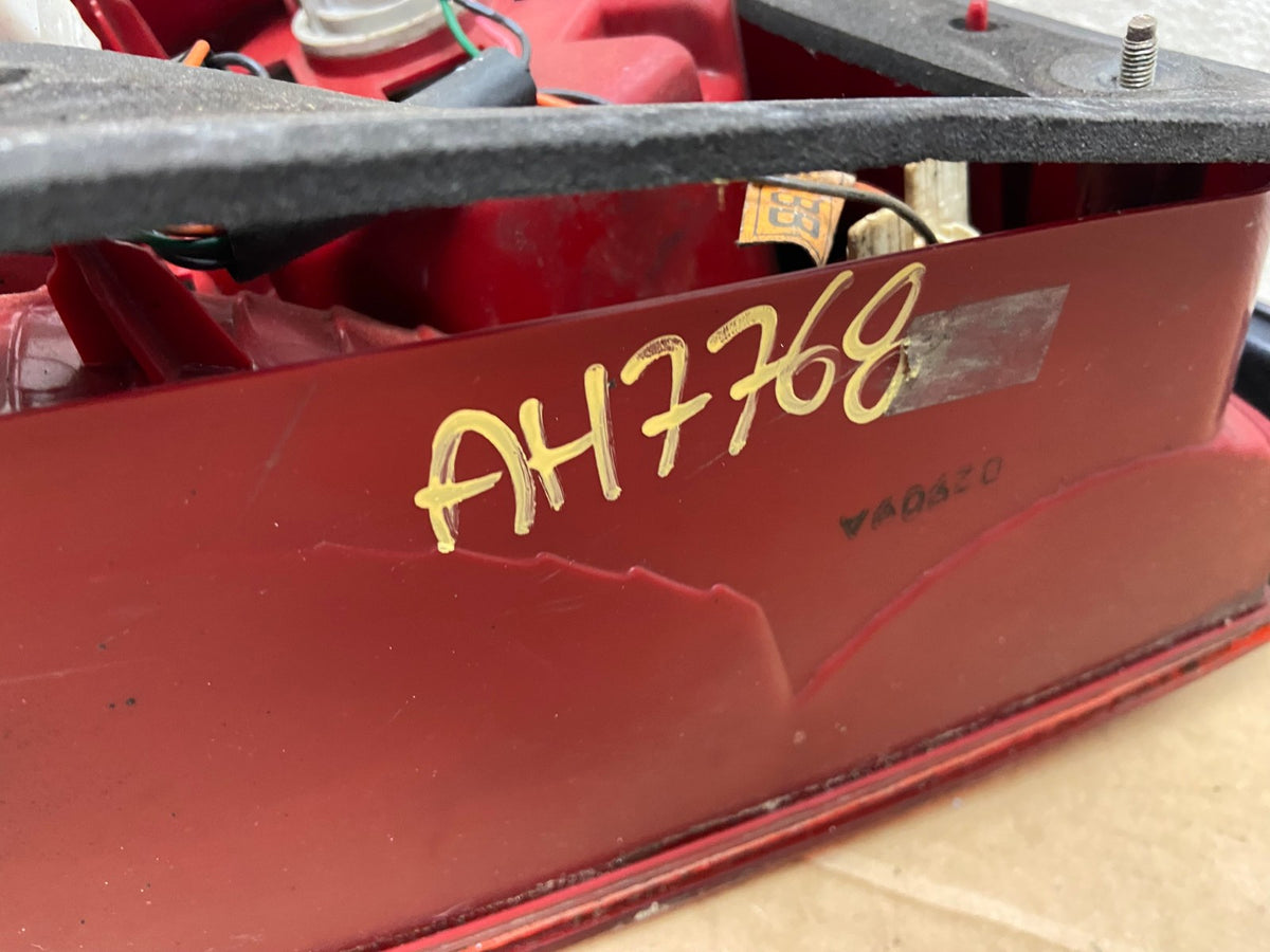 2002 - 2005 Hyundai Sonata Right Passenger RH Side Tail Light AH7768 LK8