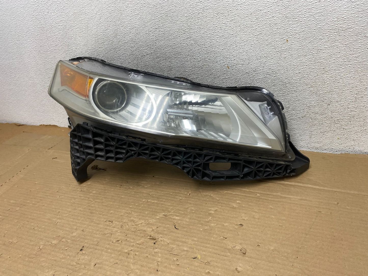 2009 to 2011 Acura TL Headlight Right Passenger Side Xenon HID AG8216 DW2