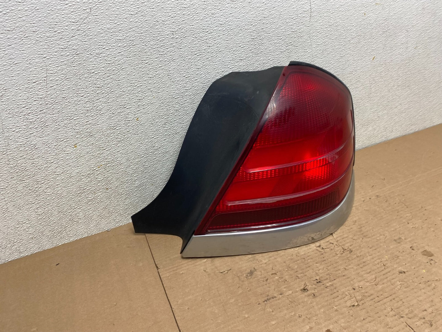 1998-2003 Ford Crown Victoria Right Passenger Rh Side Tail Light Oem N7990 DW2