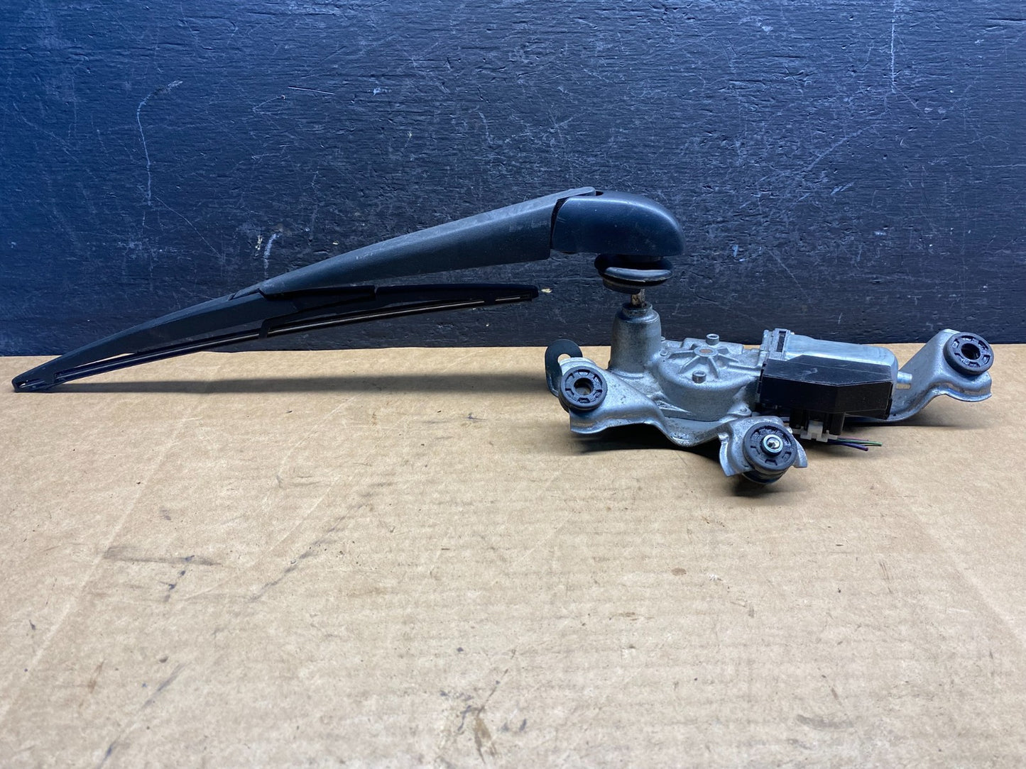 2009 to 2012 Toyota Matrix Rear Wiper Windshield Motor AD7559 DG1