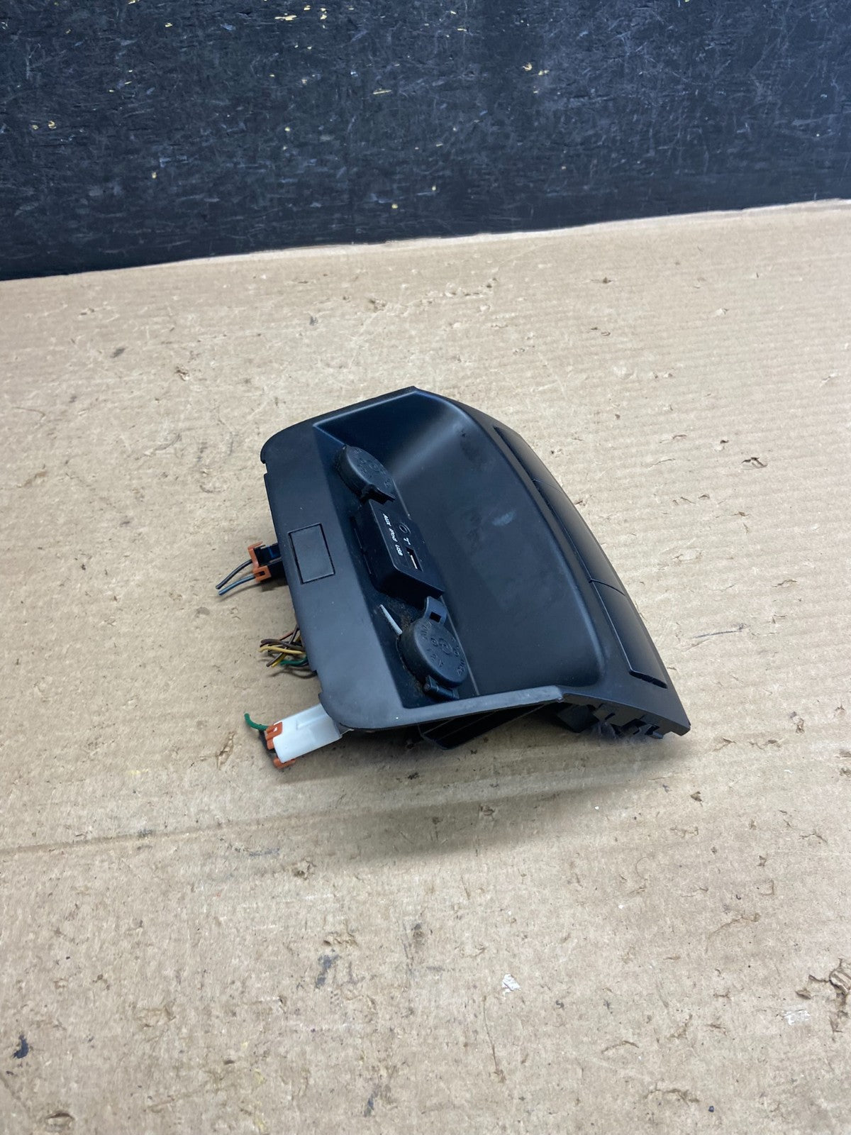 2011-2013 Kia Sorento Center Seat Heater Switches Aux USB Power Outlet AH5437 PS2