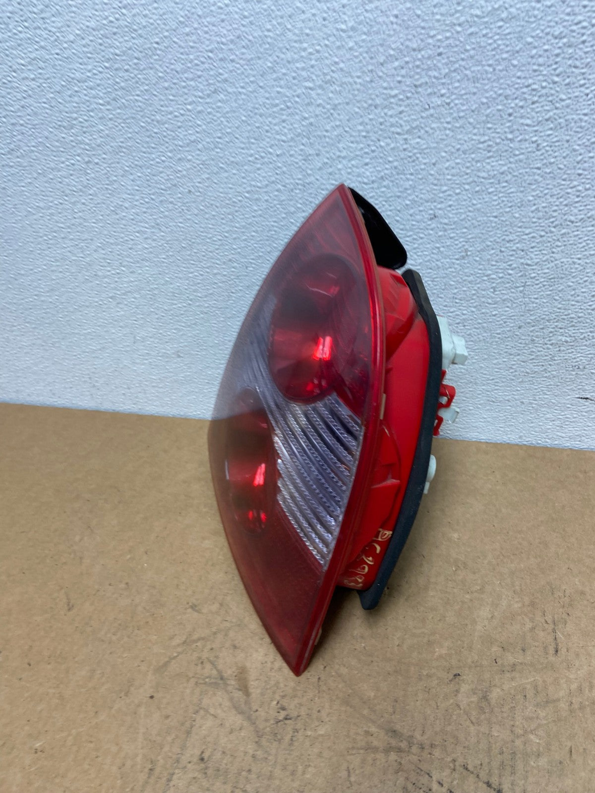 2001 to 2005 Volkswagen Passat Right RH Side Tail Light AC2983 LK1