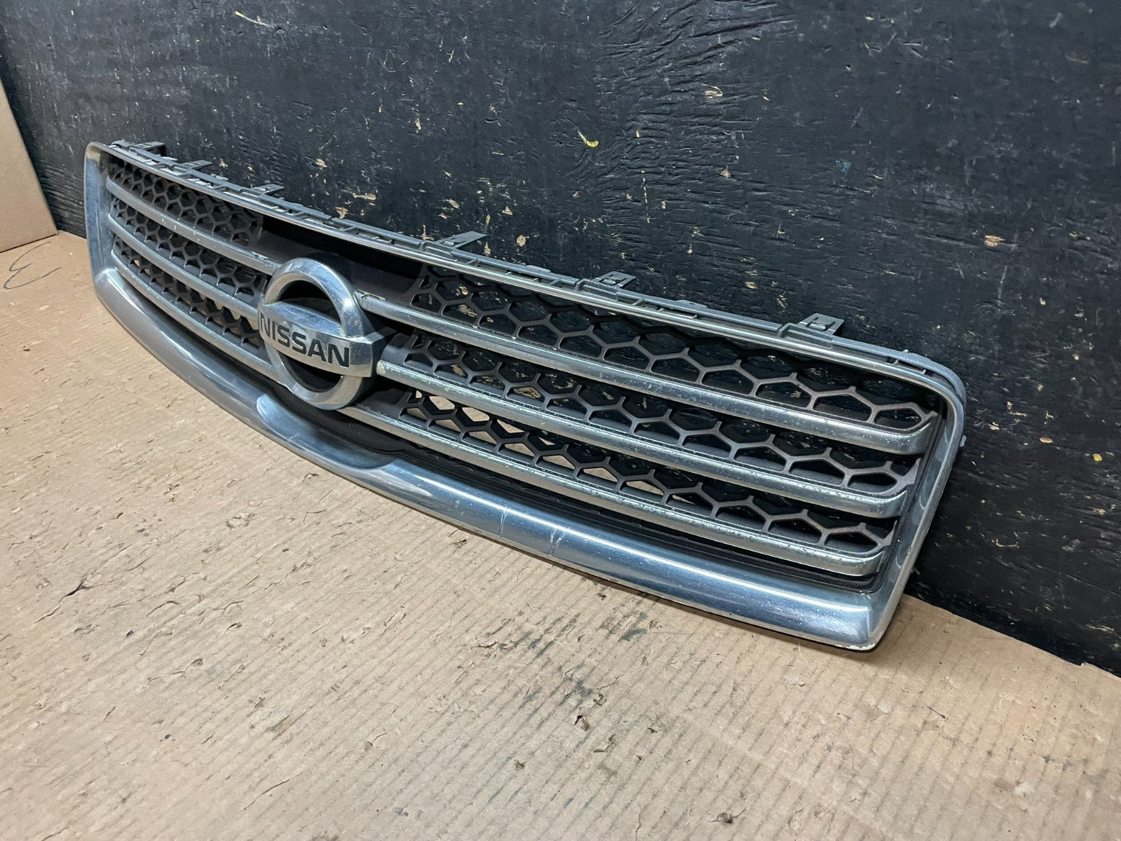 2009 to 2011 Nissan Maxima Front Upper Grill Grille 62070-9N00A Y6441 DG2