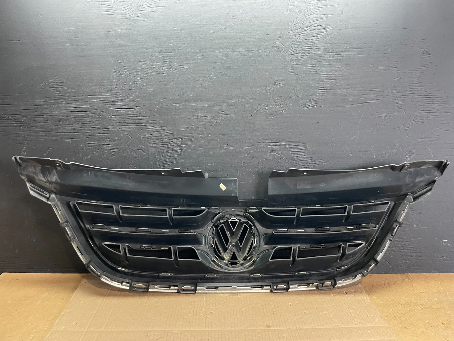 2009 to 2014 Volkswagen Routan Front Upper Grill Grille OEM AB7654 DG6