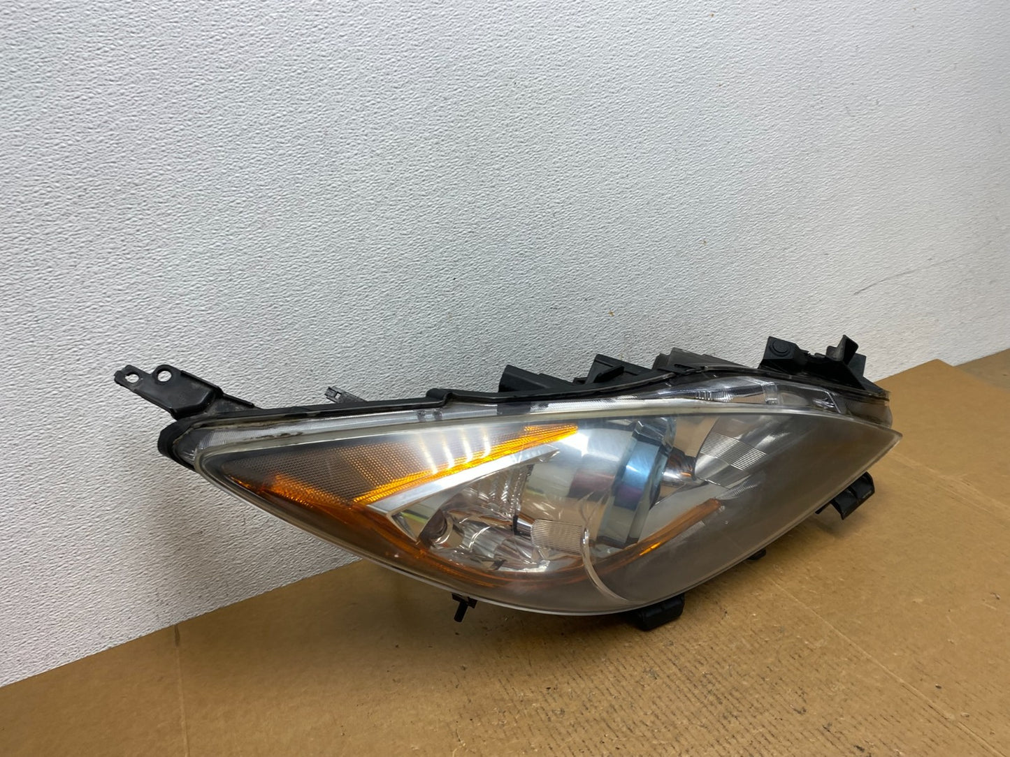 2010 - 2013 Mazda 3 Halogen Right Passenger Rh Side Headlight AE0552 DW2