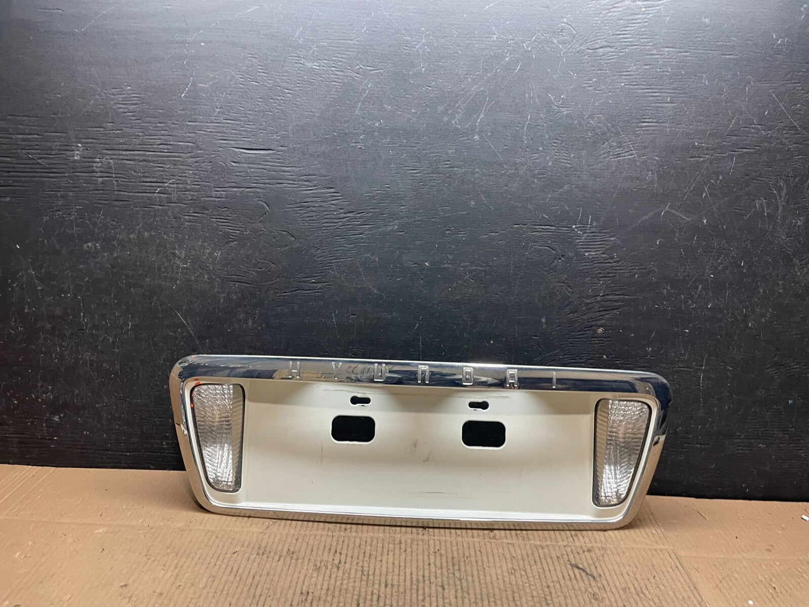 2003 - 2005 Hyundai Xg Trunk Lid Trim License Panel W Reverse Light J4300 DG0