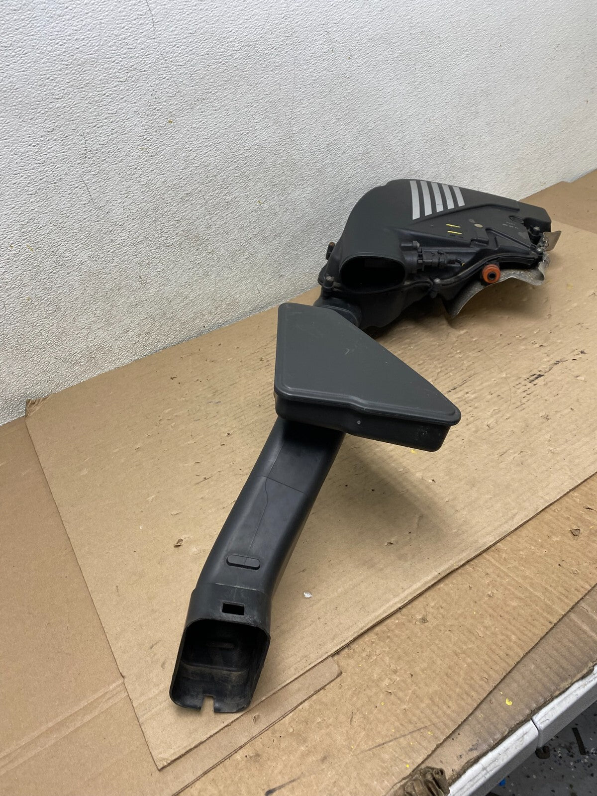 2010-2015 BMW 550i 750i Right Passenger Engine Air Cleaner Filter Bow G71703