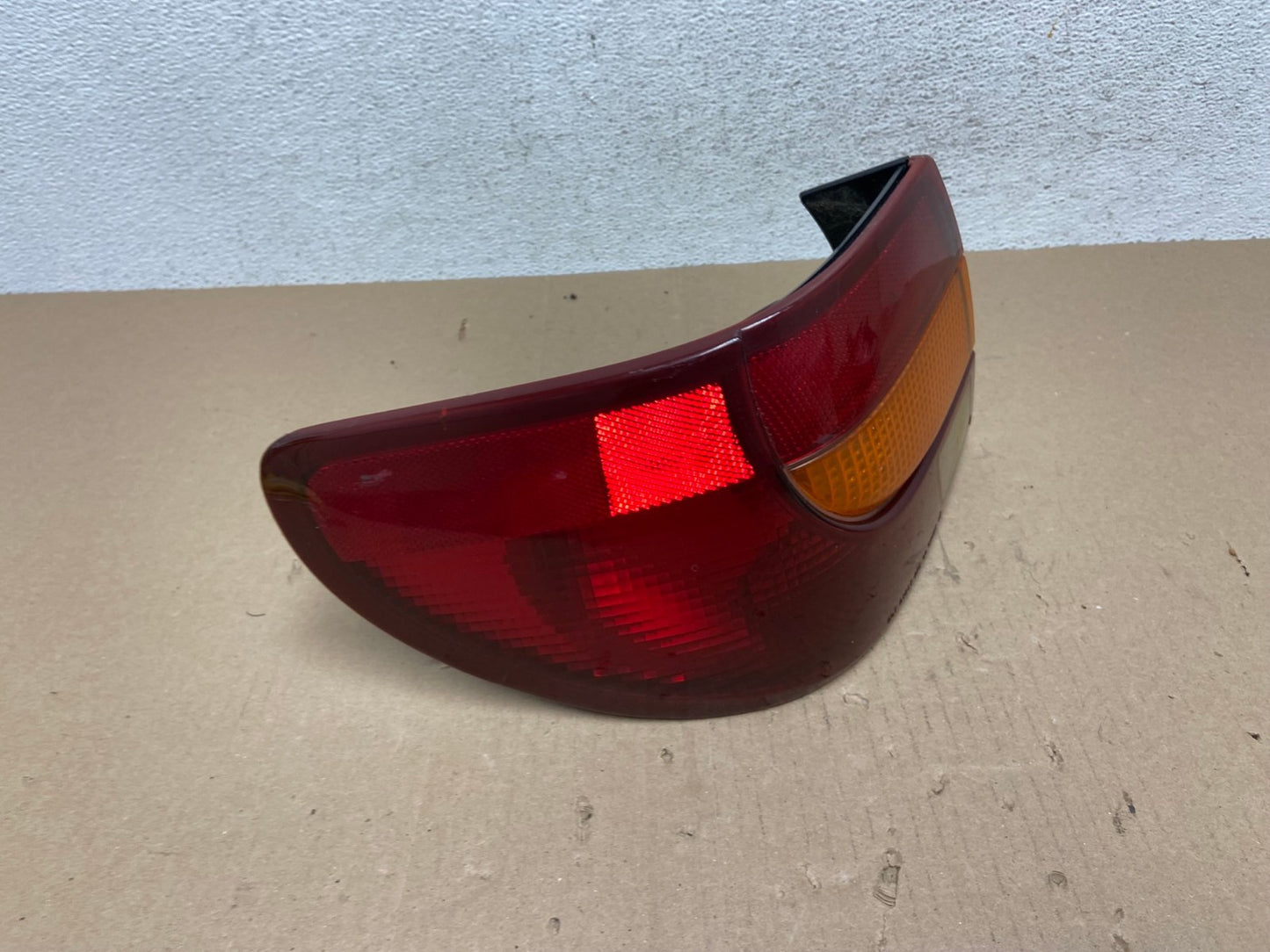 2000-2002 Saturn SL S-Series Left Driver LH Side Tail Light AE7190 LK2
