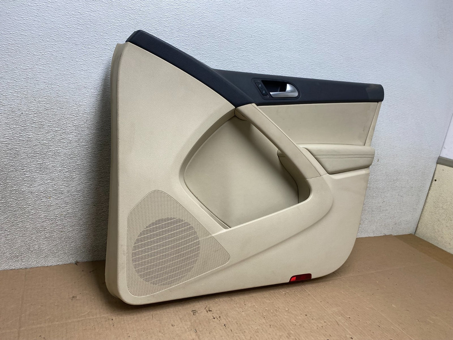 2009-2017 Volkswagen Tiguan Front Right Passenger RH Side Panel Door W0796 DG2