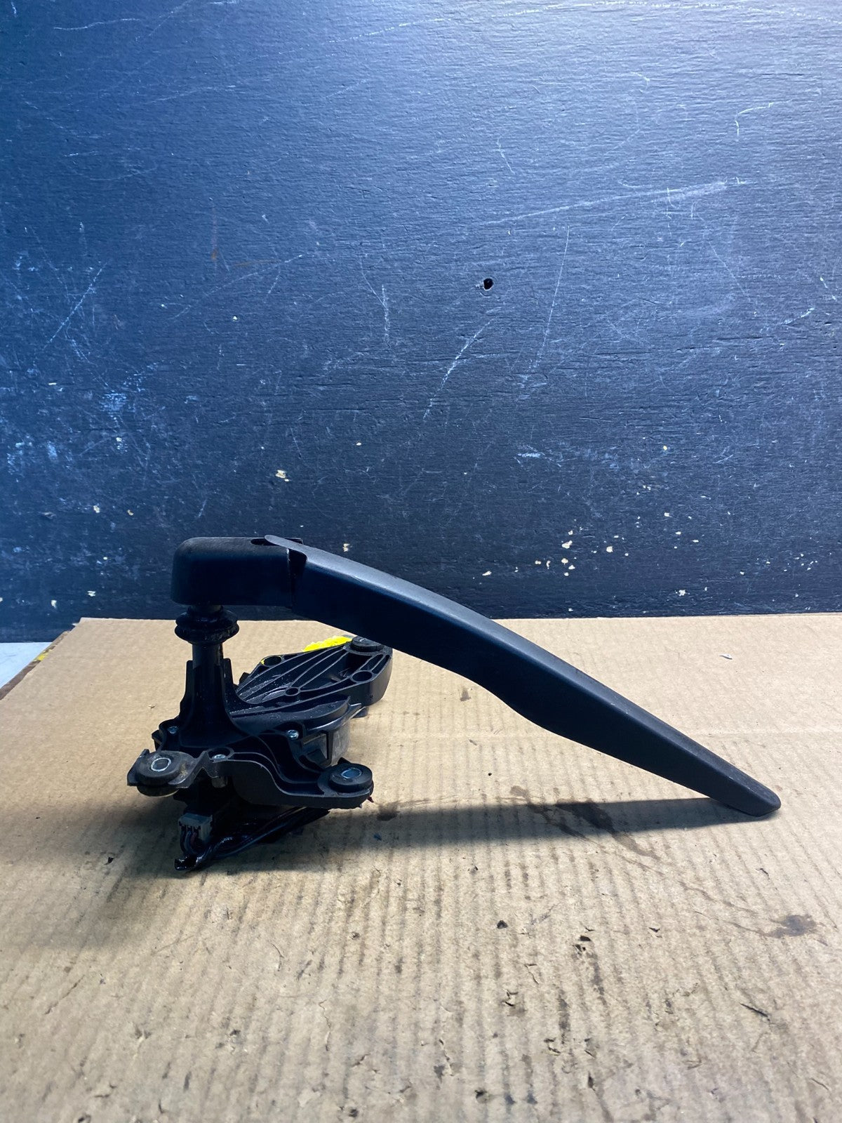 2011 to 2019 Ford Explorer Rear Windshield Wiper Motor OEM z4773 DG0