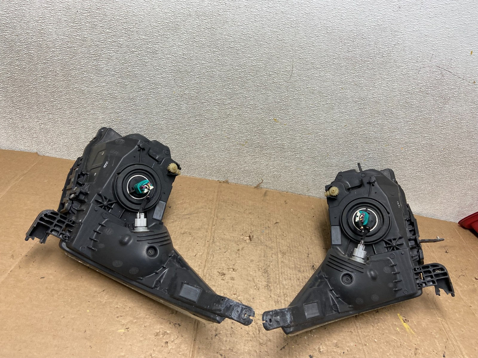 2011 to 2015 Chevrolet Cruze Halogen Left+Right Set Headlights AA43046