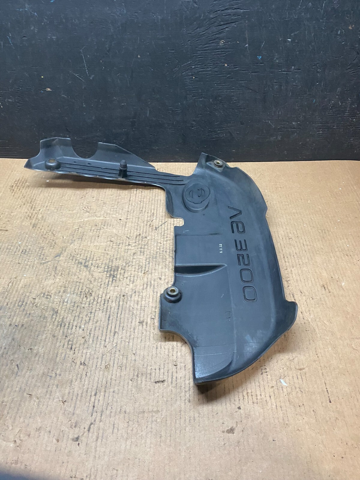 2001 to 2004 Infiniti QX4 Engine Cover Ornament H4793 DG17