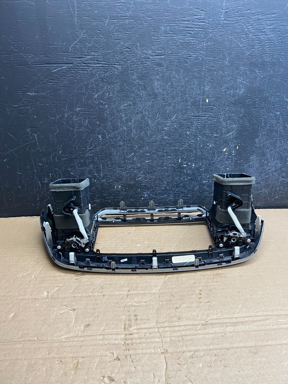 2016 - 2018 Kia Sorento Center Console Radio Air Vent Bezel Trim af1979 DG4