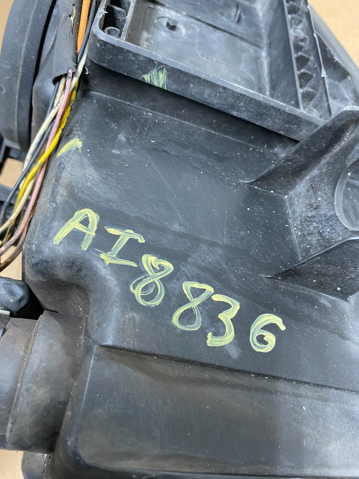 2005 to 2007 Volvo XC70 V70 Right Passenger RH Headlight AI8836 DW12