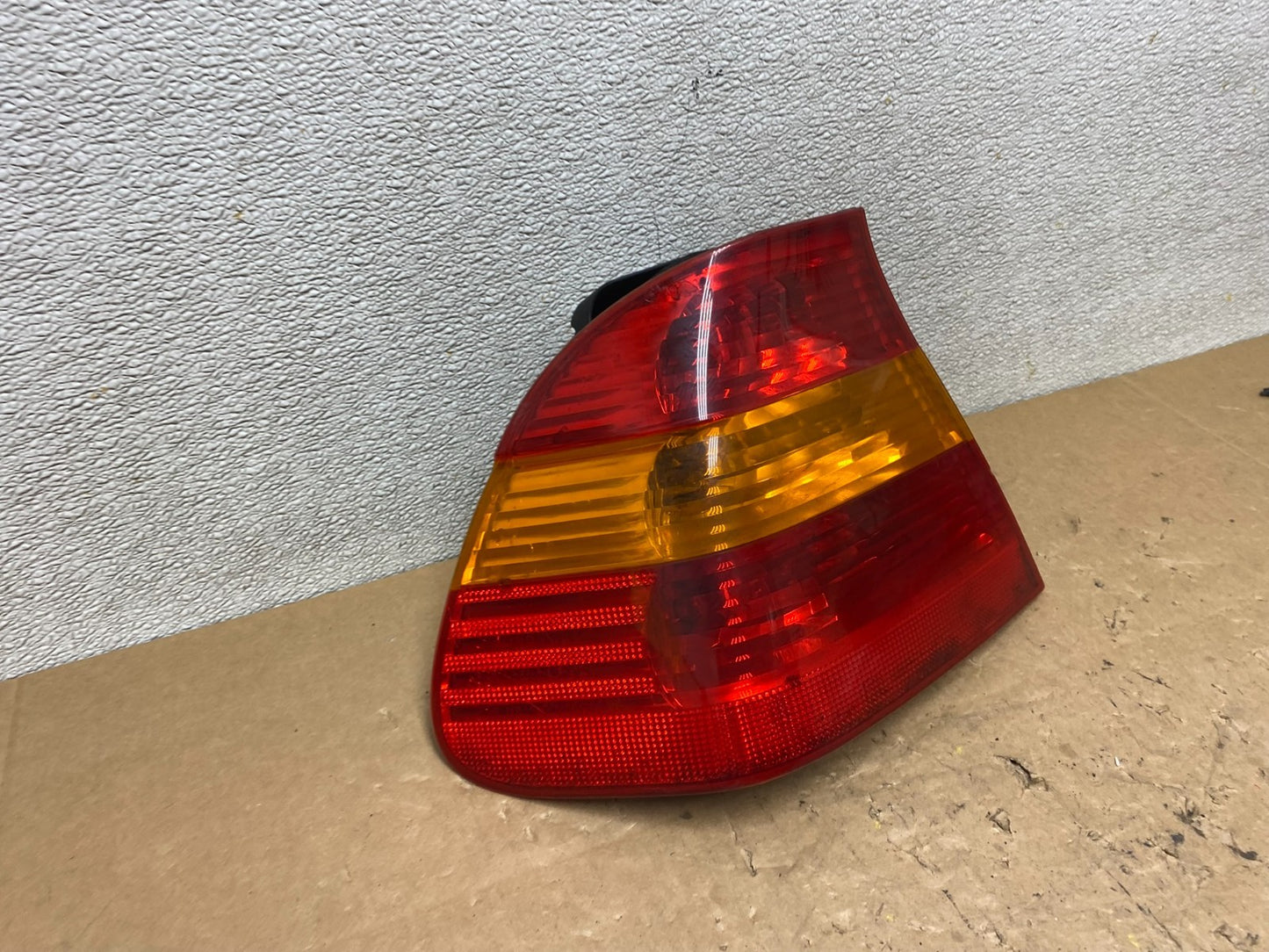 2002 -  2005 BMW 3 E46 Series Left Driver Side Lh Tail Light V5604 DW2