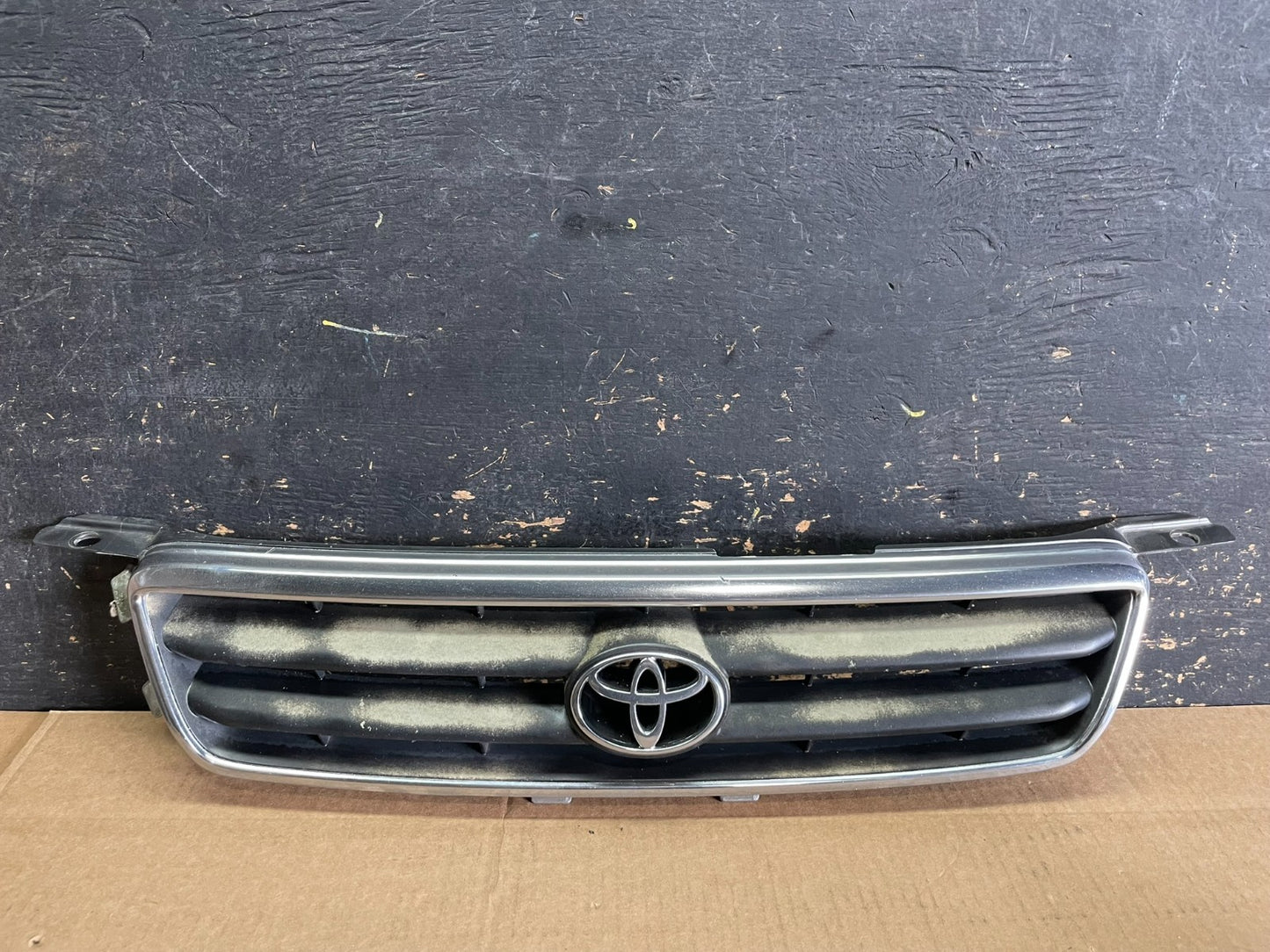 2000 to 2001 Toyota Camry Grille Chrome Shell w/ Black Insert AA8957 DG0