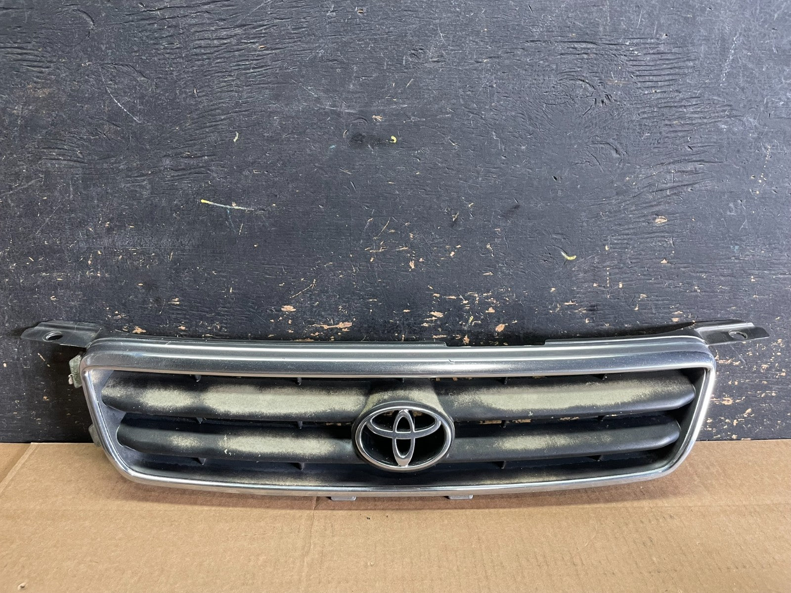 2000 to 2001 Toyota Camry Grille Chrome Shell w/ Black Insert AA8957 DG0