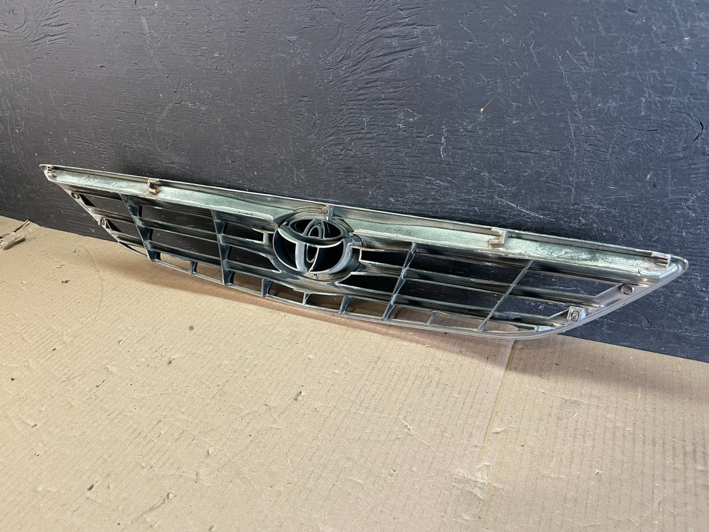2005 to 2006 Toyota Camry Front Upper Grill Grille AE3645 DG5
